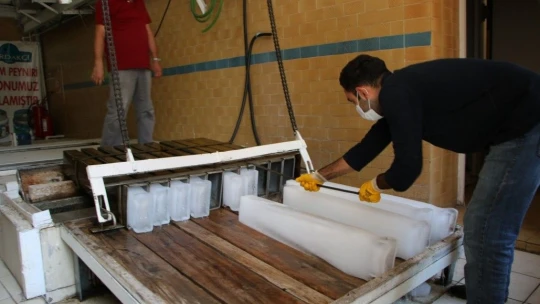 76 Yıldır Suyu Dondurarak Para Kazanıyorlar