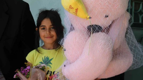 8 yaşındaki kız sosyal medyadan istedi, Belediye Başkanı yerine getirdi