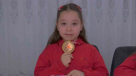8 yaşındaki şampiyon ikizler matematikte dünyayı dize getirdi