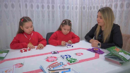 8 yaşındaki şampiyon ikizler matematikte dünyayı dize getirdi