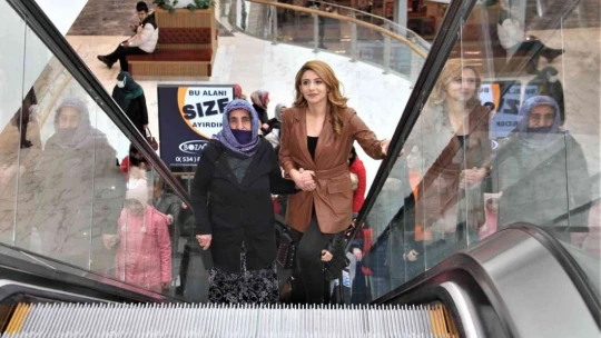 90 yaşında ilk kez AVM ve sinemaya gitti, o anlar tebessüm ettirdi