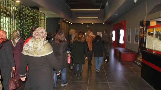 90 yaşında ilk kez AVM ve sinemaya gitti, o anlar tebessüm ettirdi