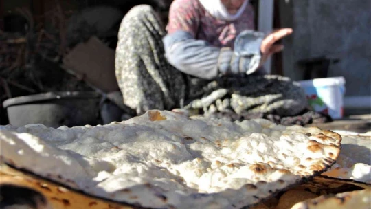 97 yaşındaki Mesude nine, 67 yıldır tandırda ekmek pişirerek geçimini sağlıyor