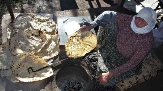 97 yaşındaki Mesude nine, 67 yıldır tandırda ekmek pişirerek geçimini sağlıyor