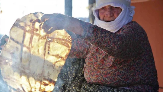 97 yaşındaki Mesude nine, 67 yıldır tandırda ekmek pişirerek geçimini sağlıyor