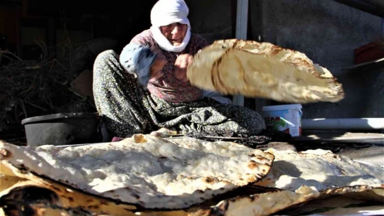 97 yaşındaki Mesude nine, 67 yıldır tandırda ekmek pişirerek geçimini sağlıyor