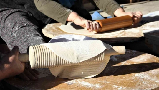 97 yaşındaki Mesude nine, 67 yıldır tandırda ekmek pişirerek geçimini sağlıyor