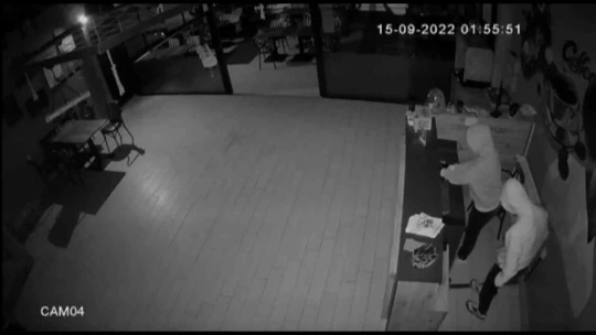 Acemi hırsızlar önce kameraya, ardından polise yakalandı