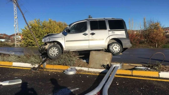 Ağaca ve aydınlatma direğine çarpan hafif ticari araç asılı kaldı: 1 yaralı
