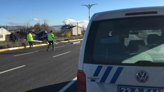 Ağaca ve aydınlatma direğine çarpan hafif ticari araç asılı kaldı: 1 yaralı