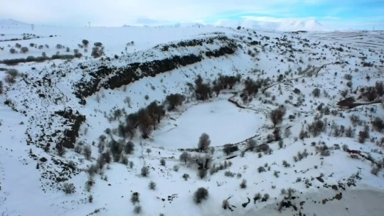 Ağın'da buz tutan tektonik Sülüklü göl, dron ile görüntülendi