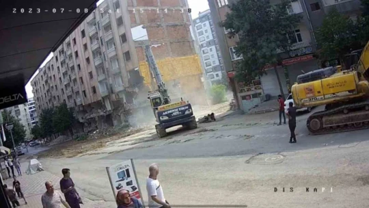 Ağır hasarlı bina tek dokunuşla yerle bir oldu, o anlar güvenlik kamerasında