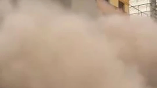 Ağır hasarlı bina yıkım sırasında çöktü