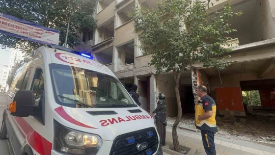 Ağır hasarlı binada ekipleri harekete geçiren anons: İntihar girişimi için gittiler gerçek bambaşka çıktı