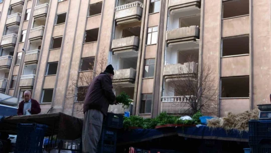 Ağır hasarlı binaların arasında kurulan semt pazarı faciaya davetiye çıkarıyor