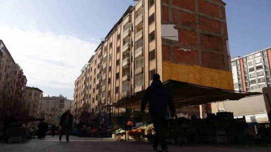 Ağır hasarlı binaların arasında kurulan semt pazarı faciaya davetiye çıkarıyor