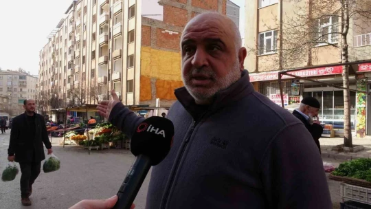 Ağır hasarlı binaların arasında kurulan semt pazarı faciaya davetiye çıkarıyor