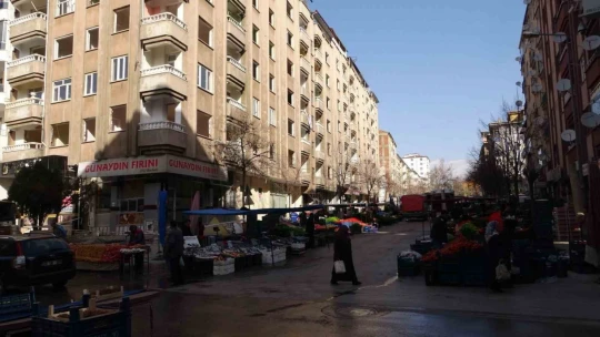 Ağır hasarlı binaların arasında kurulan semt pazarı faciaya davetiye çıkarıyor