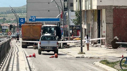 Ağır hasarlı binanın önündeki yol çöktü, araç içerisine düştü