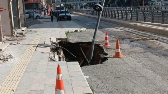 Ağır hasarlı binanın önündeki yol çöktü, araç içerisine düştü