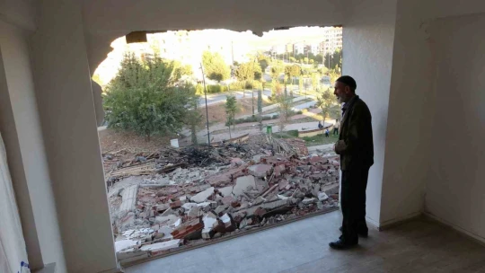 Ağır hasarlı binayı yıkarken neredeyse sağlamını da yıkıyorlardı, daireler zarar gördü