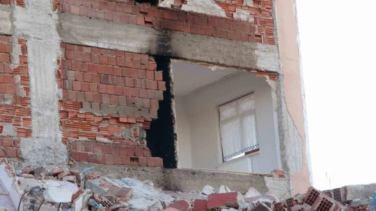 Ağır hasarlı binayı yıkarken neredeyse sağlamını da yıkıyorlardı, daireler zarar gördü