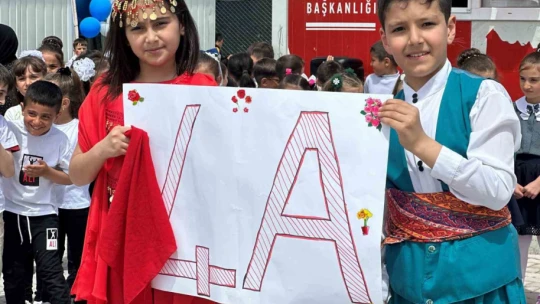 Ahıska Türkü öğrencilerden coşkulu '23 Nisan' kutlaması