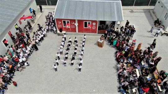 Ahıska Türkü öğrencilerden coşkulu '23 Nisan' kutlaması