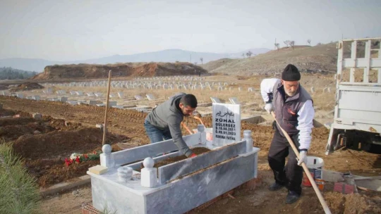 Aile ve Sosyal Hizmetler Bakanlığı, Elazığ'da kimsesizler mezarlığına gömülen engelli kızın mezar taşını yaptırdı