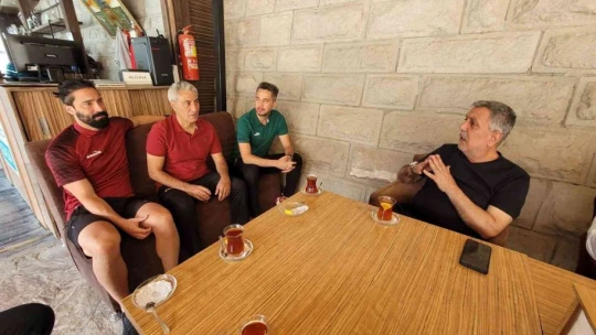 AK Parti Elazığ İl Başkanı Yıldırım Elazığsporlu yönetici ve futbolcularla Erzurum'da bir araya geldi