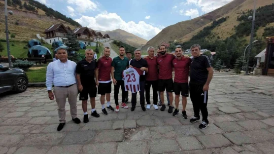 AK Parti Elazığ İl Başkanı Yıldırım Elazığsporlu yönetici ve futbolcularla Erzurum'da bir araya geldi