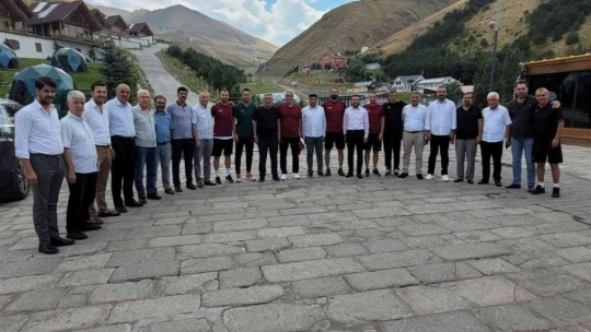 AK Parti Elazığ İl Başkanı Yıldırım Elazığsporlu yönetici ve futbolcularla Erzurum'da bir araya geldi