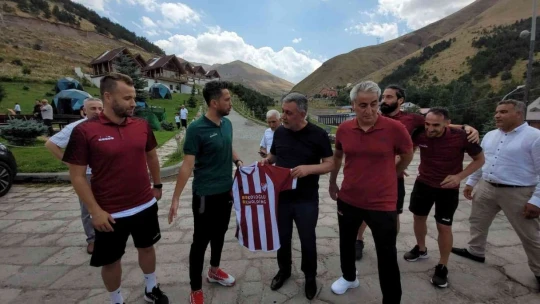 AK Parti Elazığ İl Başkanı Yıldırım Elazığsporlu yönetici ve futbolcularla Erzurum'da bir araya geldi