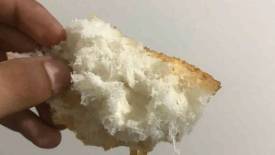 Aldıkları ekmeğin içerisinden naylon ip çıktı