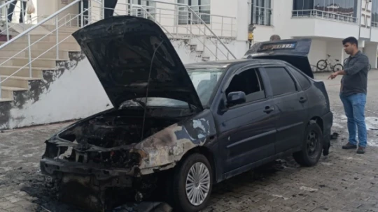 Alev alan araç kullanılamaz hale geldi