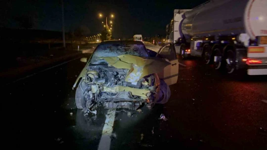 Alkollü sürücü aydınlatma direklerine çarptı: Araç pert oldu, sürücünün burnu bile kanamadı