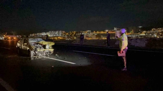 Alkollü sürücü aydınlatma direklerine çarptı: Araç pert oldu, sürücünün burnu bile kanamadı