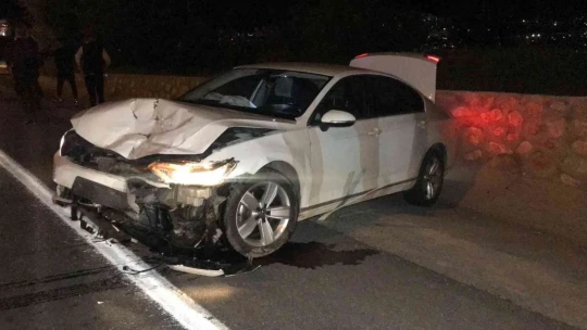 Alkollü sürücü seyir halindeki araca çarpıp kaçtı: 4 yaralı