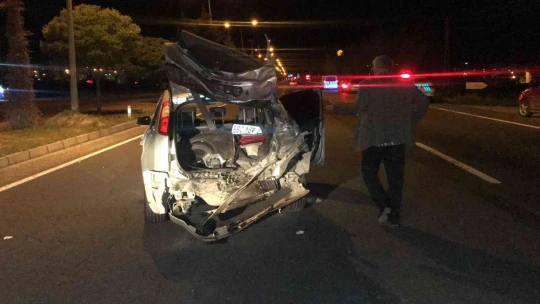 Alkollü sürücü seyir halindeki araca çarpıp kaçtı: 4 yaralı