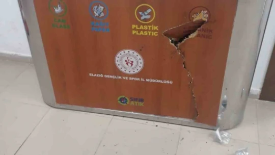 Amatör maçta taraftarlar koltuklara zarar verdi
