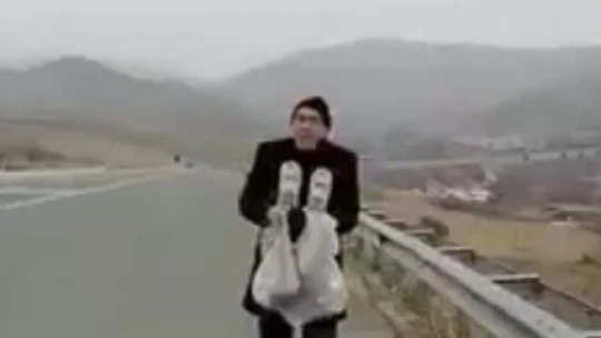 Ana yol kenarındaki çöpleri topladı, vatandaşa çağrıda bulundu