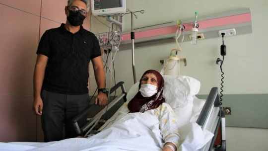 Ani inme geçiren kadın başarılı operasyonla yürümeye başladı