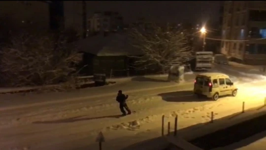 Araca bağladığı iple karda kaydı