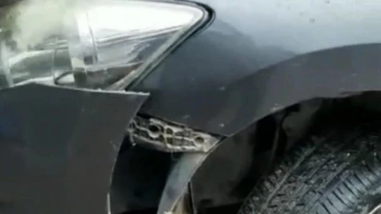 Aracın motoruna sıkışan yavru kedi, 2 saat süren çalışma ile çıkartıldı