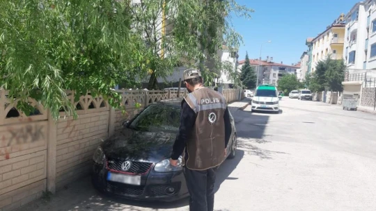 Aracıyla ezdiği kediyi ölüme terk eden şahsa ceza