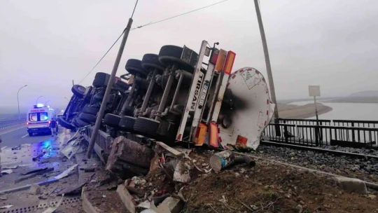 Asfalt yüklü tır devrildi: 1 yaralı