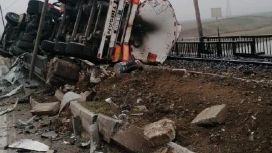 Asfalt yüklü tır devrildi: 1 yaralı