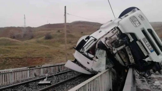Asfalt yüklü tır devrildi: 1 yaralı