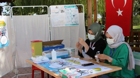 Aşı olmaktan korkan Güllü ninenin hemşire ile diyaloğu güldürdü