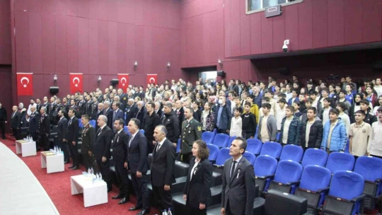 Atatürk'ün anlatıldığı 10 Kasım programında öğrenci hüngür hüngür ağladı